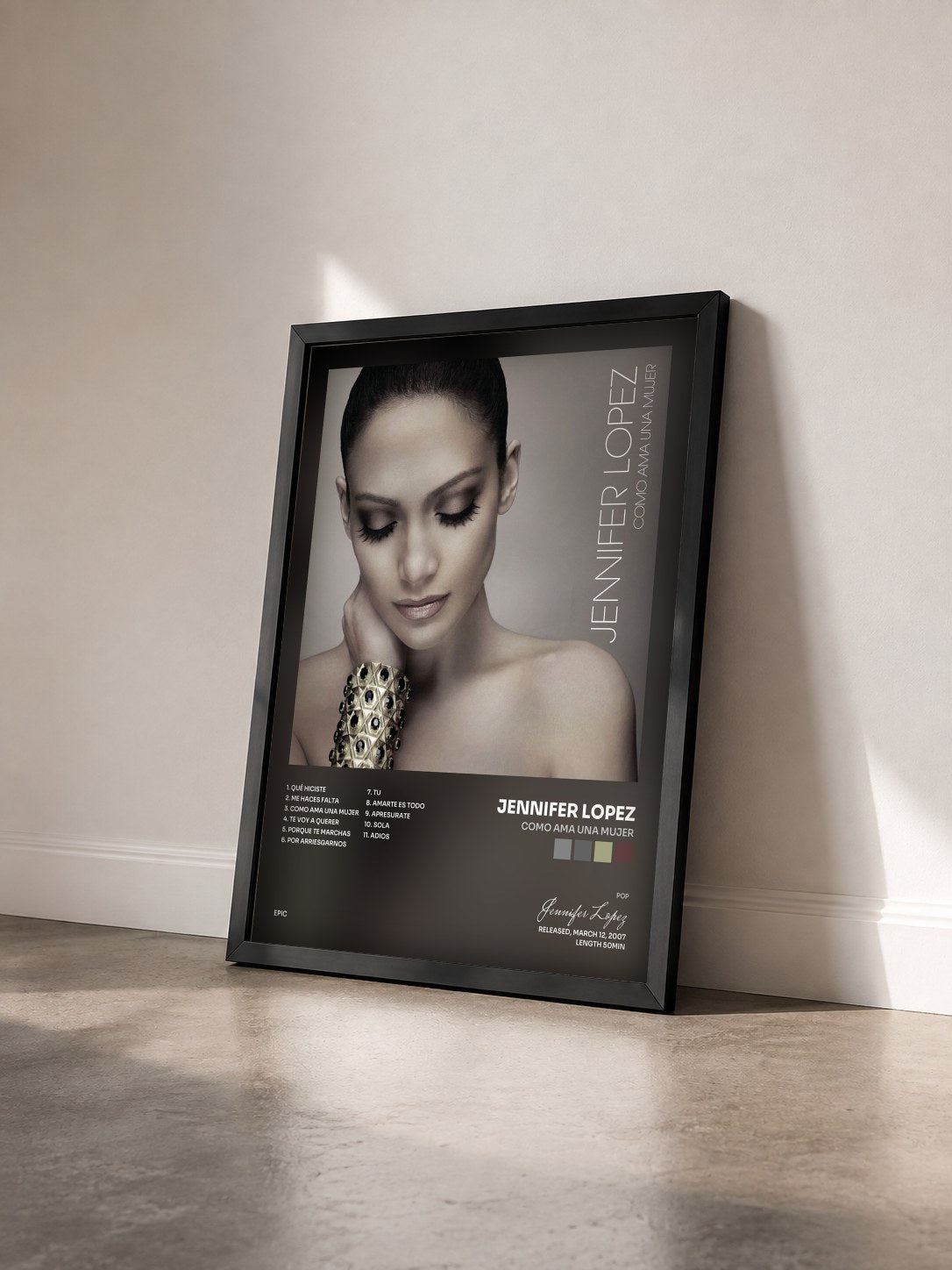 #noir Tableau de l'album Como Ama Una Mujer de Jennifer Lopez vu de trois quarts, cadre noir