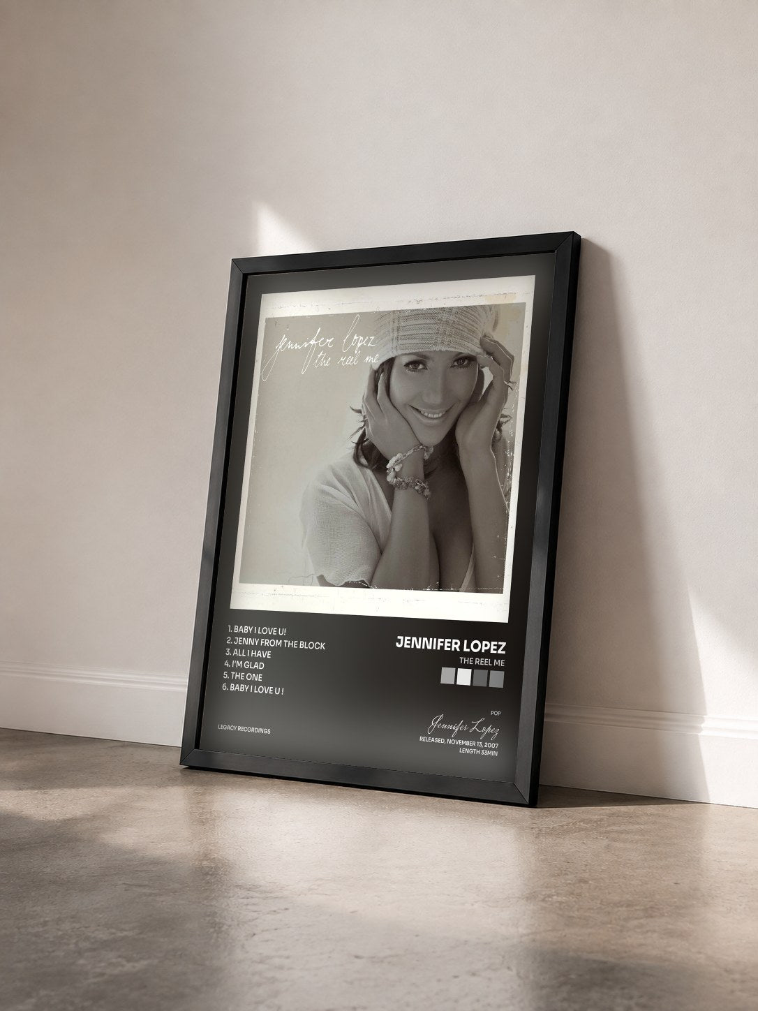 #noir Tableau de l'album The Reel Me de Jennifer Lopez vu de trois quarts, cadre noir