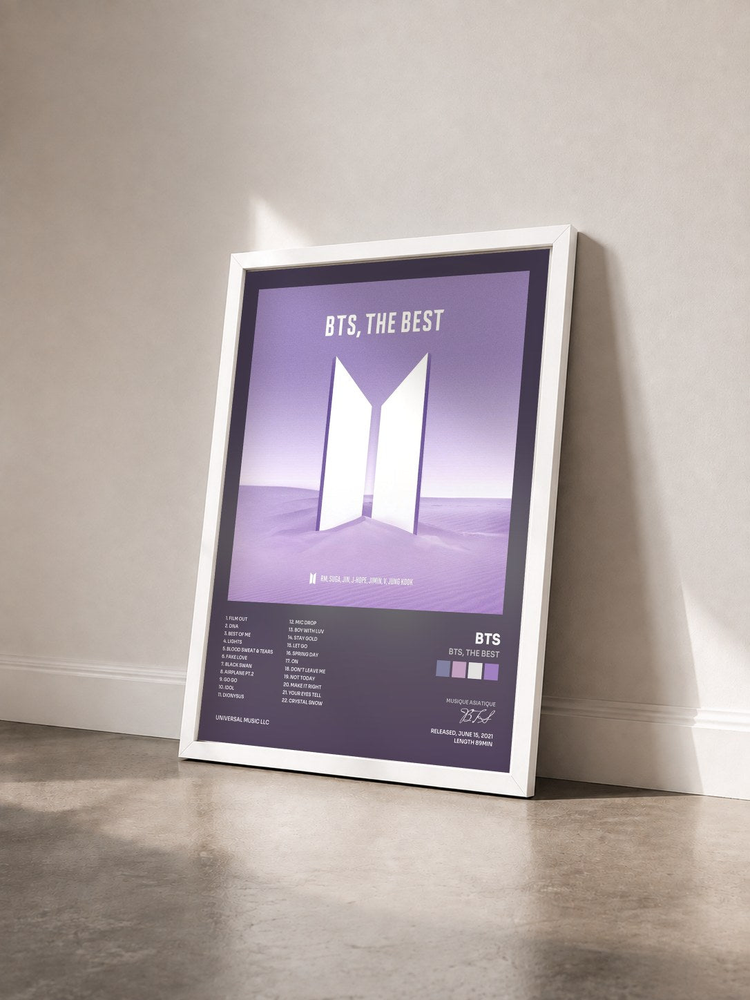 #blanc Tableau de l'album BTS, THE BEST de BTS vu de trois quarts, cadre blanc