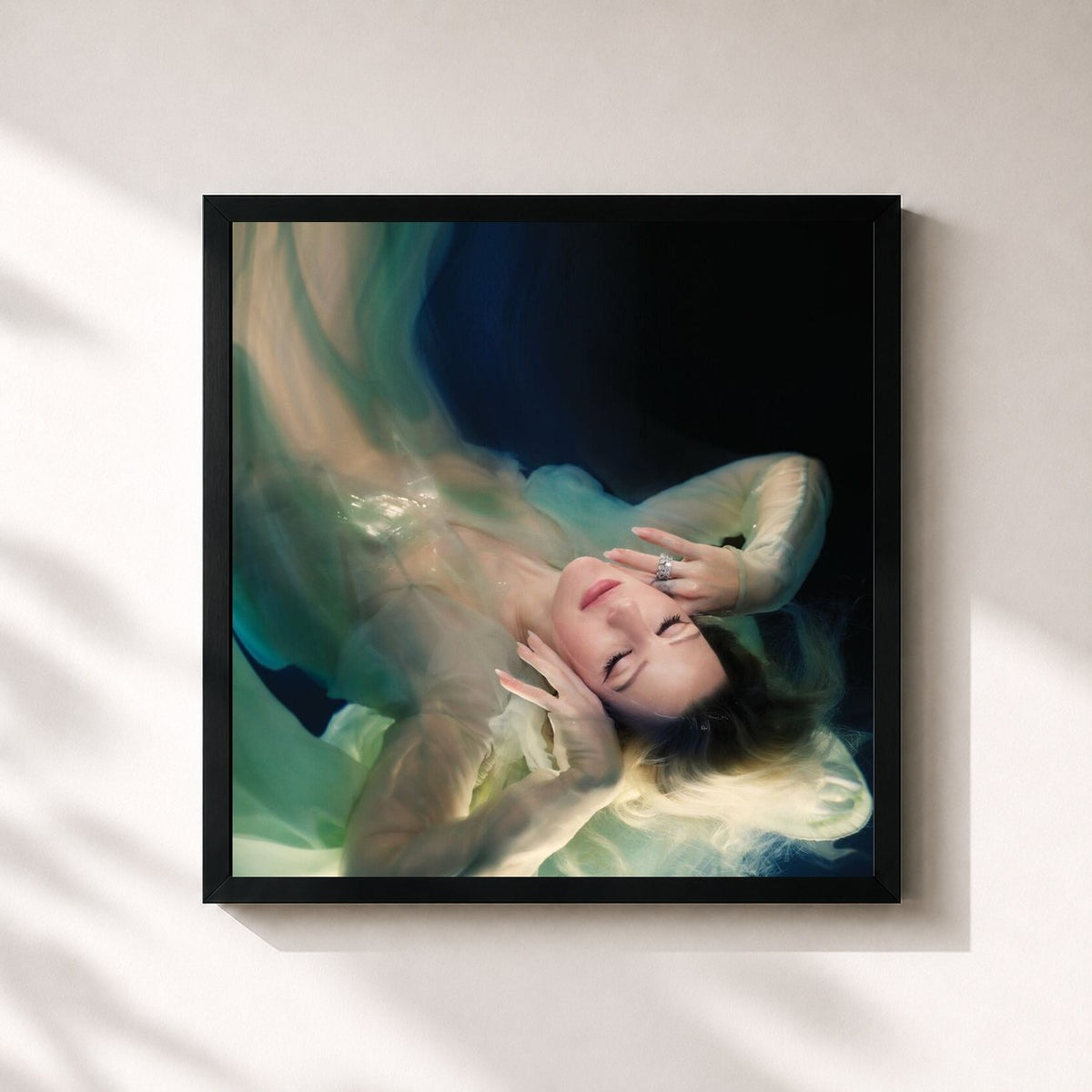 #noir Tableau carré de l'album Higher Than Heaven (Deluxe) de Ellie Goulding, cadre noir 32x32 cm