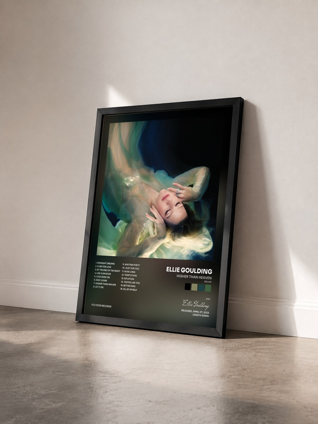 #noir Tableau de l'album Higher Than Heaven (Deluxe) de Ellie Goulding vu de trois quarts, cadre noir