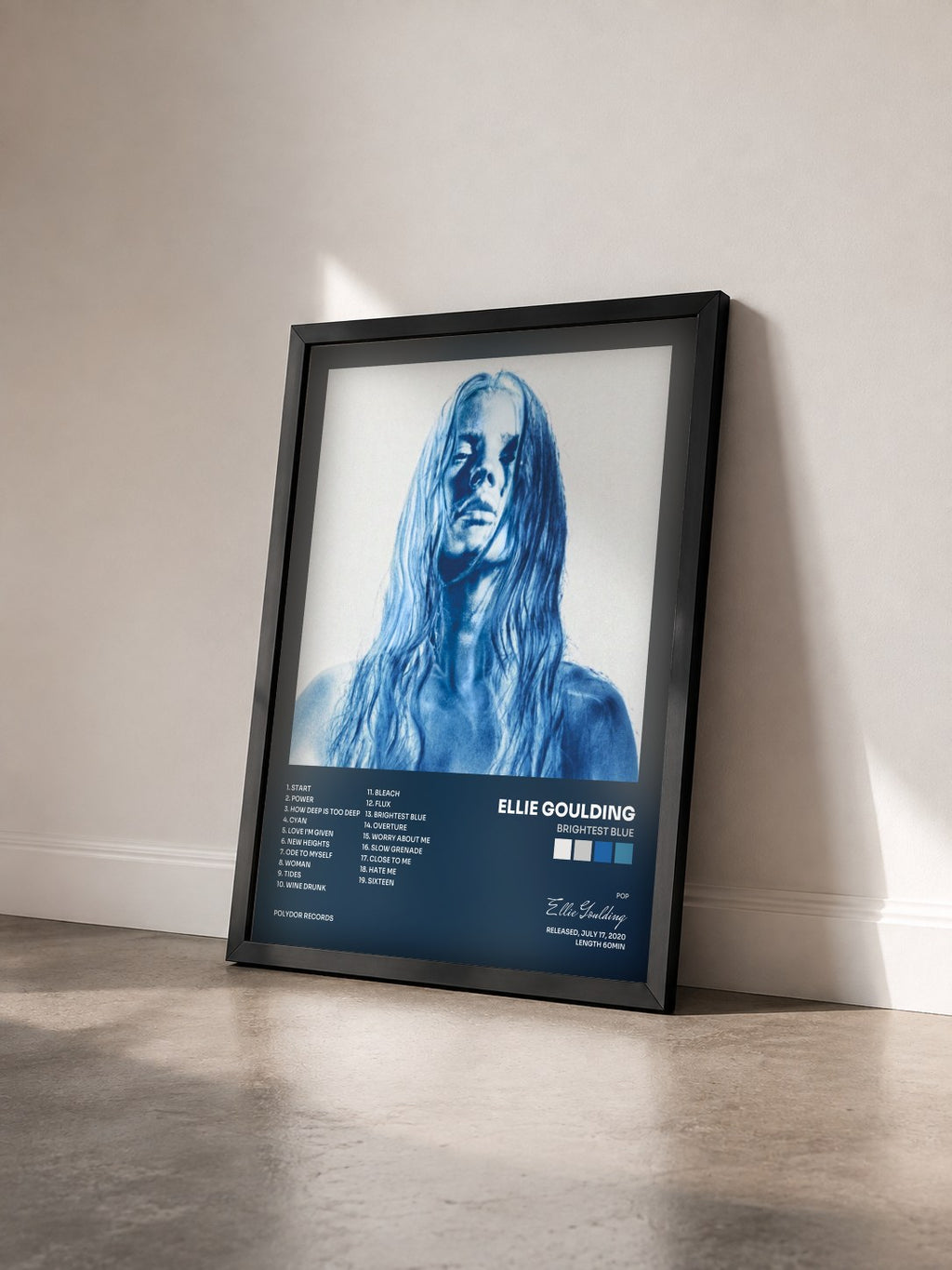 #noir Tableau de l'album Brightest Blue de Ellie Goulding vu de trois quarts, cadre noir