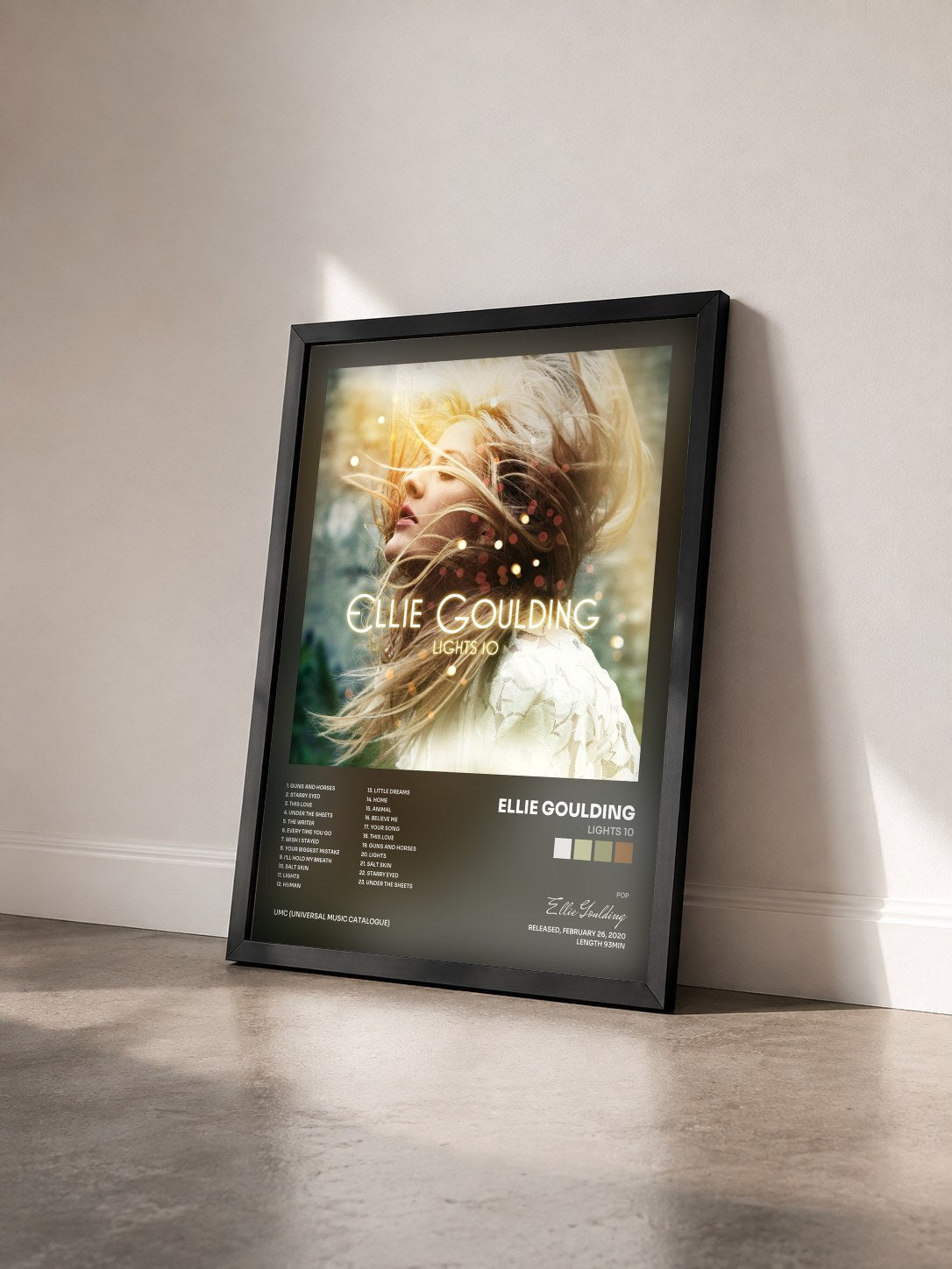 #noir Tableau de l'album Lights 10 de Ellie Goulding vu de trois quarts, cadre noir