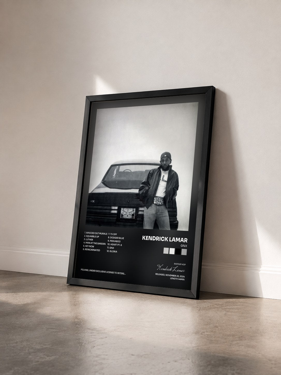 #noir Tableau de l'album GNX de Kendrick Lamar vu de trois quarts, cadre noir