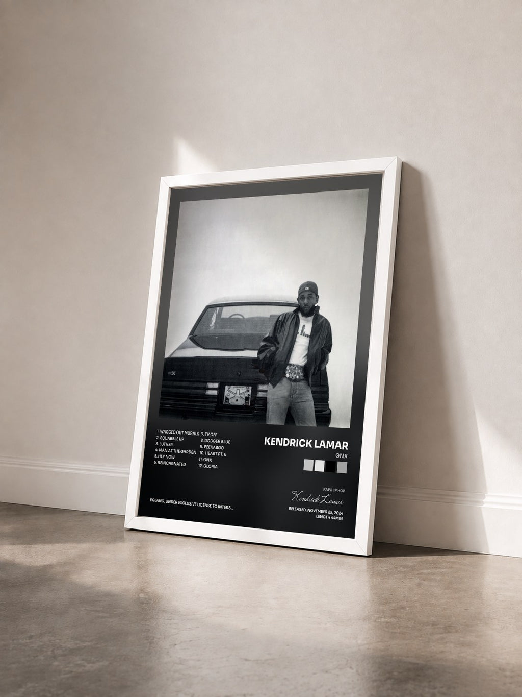 #blanc Tableau de l'album GNX de Kendrick Lamar vu de trois quarts, cadre blanc