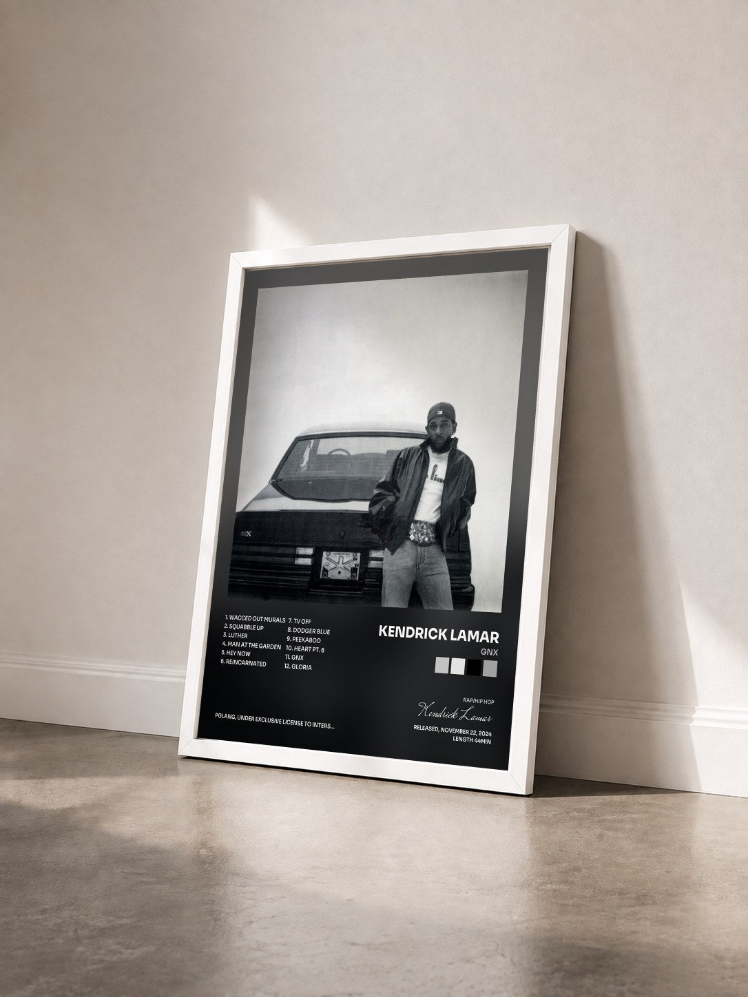 #blanc Tableau de l'album GNX de Kendrick Lamar vu de trois quarts, cadre blanc