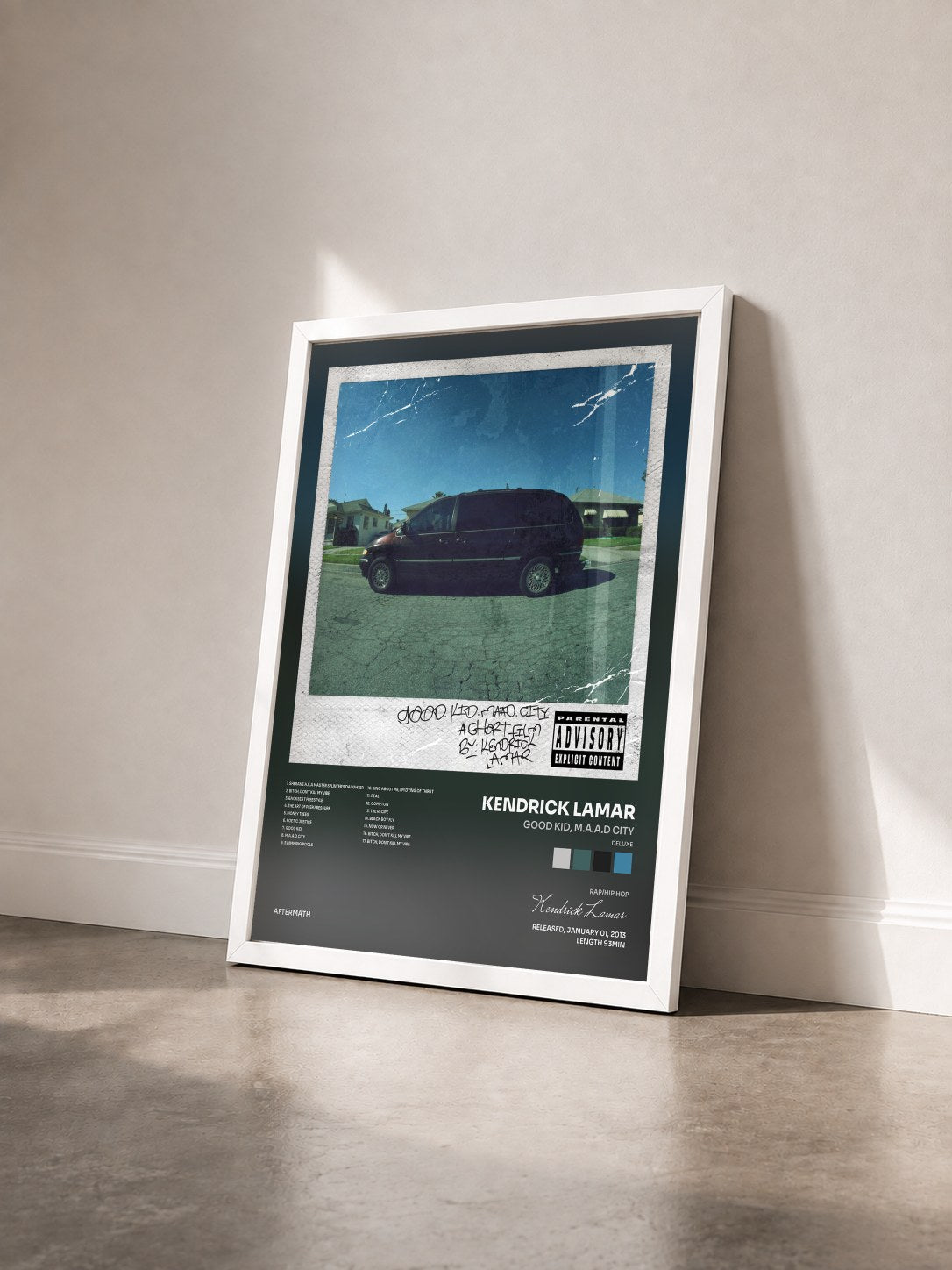 #blanc good kid, m.A.A.d city (Deluxe) di Kendrick Lamar in stampa incorniciata vista di tre quarti, cornice bianca