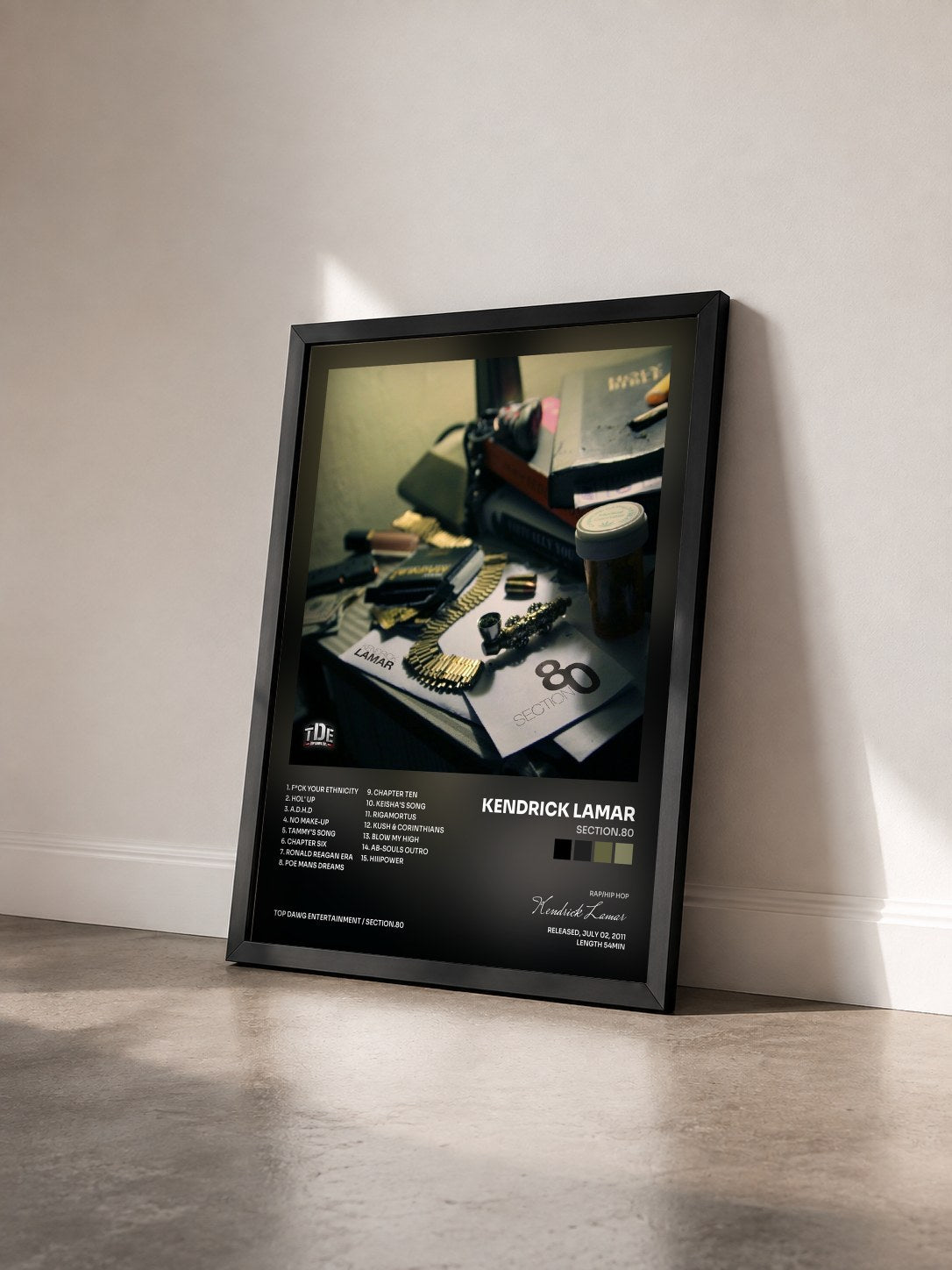 #noir Tableau de l'album Section.80 de Kendrick Lamar vu de trois quarts, cadre noir