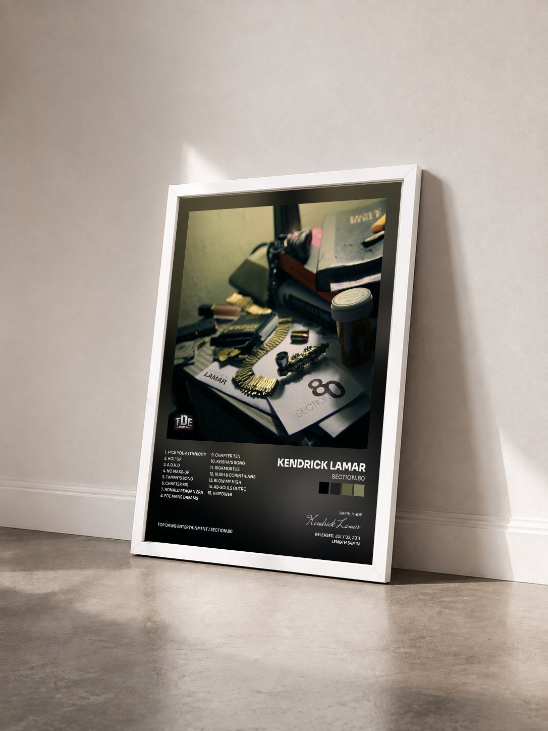 #blanc Tableau de l'album Section.80 de Kendrick Lamar vu de trois quarts, cadre blanc