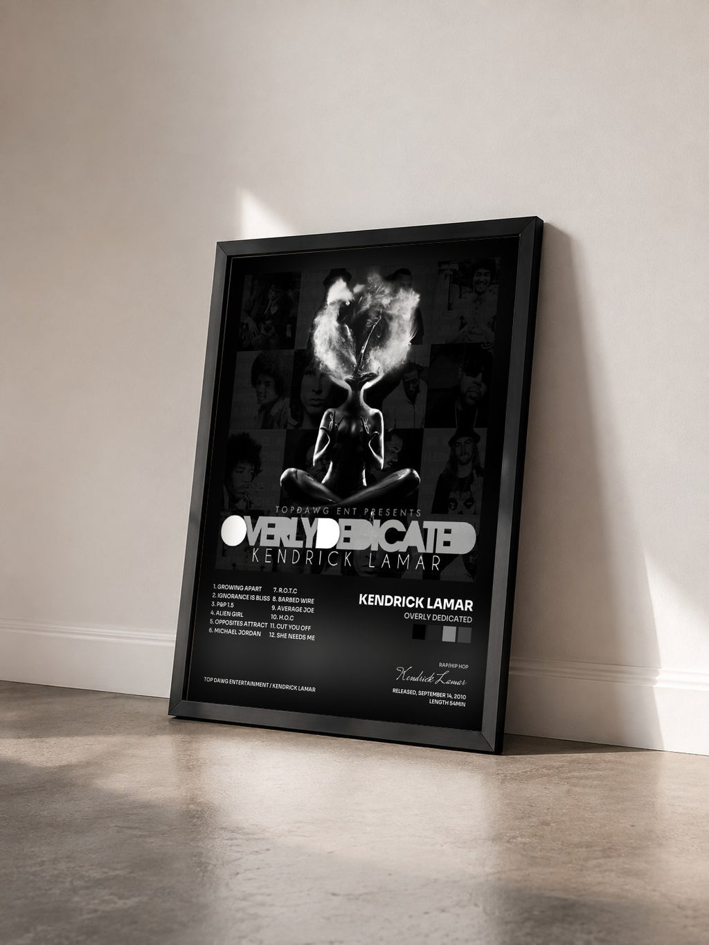 #noir Tableau de l'album Overly Dedicated de Kendrick Lamar vu de trois quarts, cadre noir