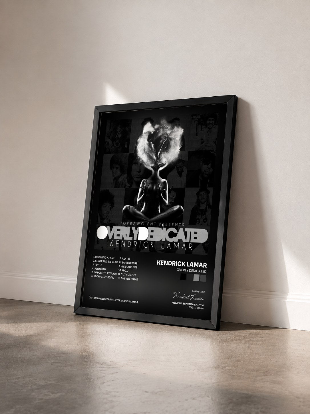 #noir Tableau de l'album Overly Dedicated de Kendrick Lamar vu de trois quarts, cadre noir