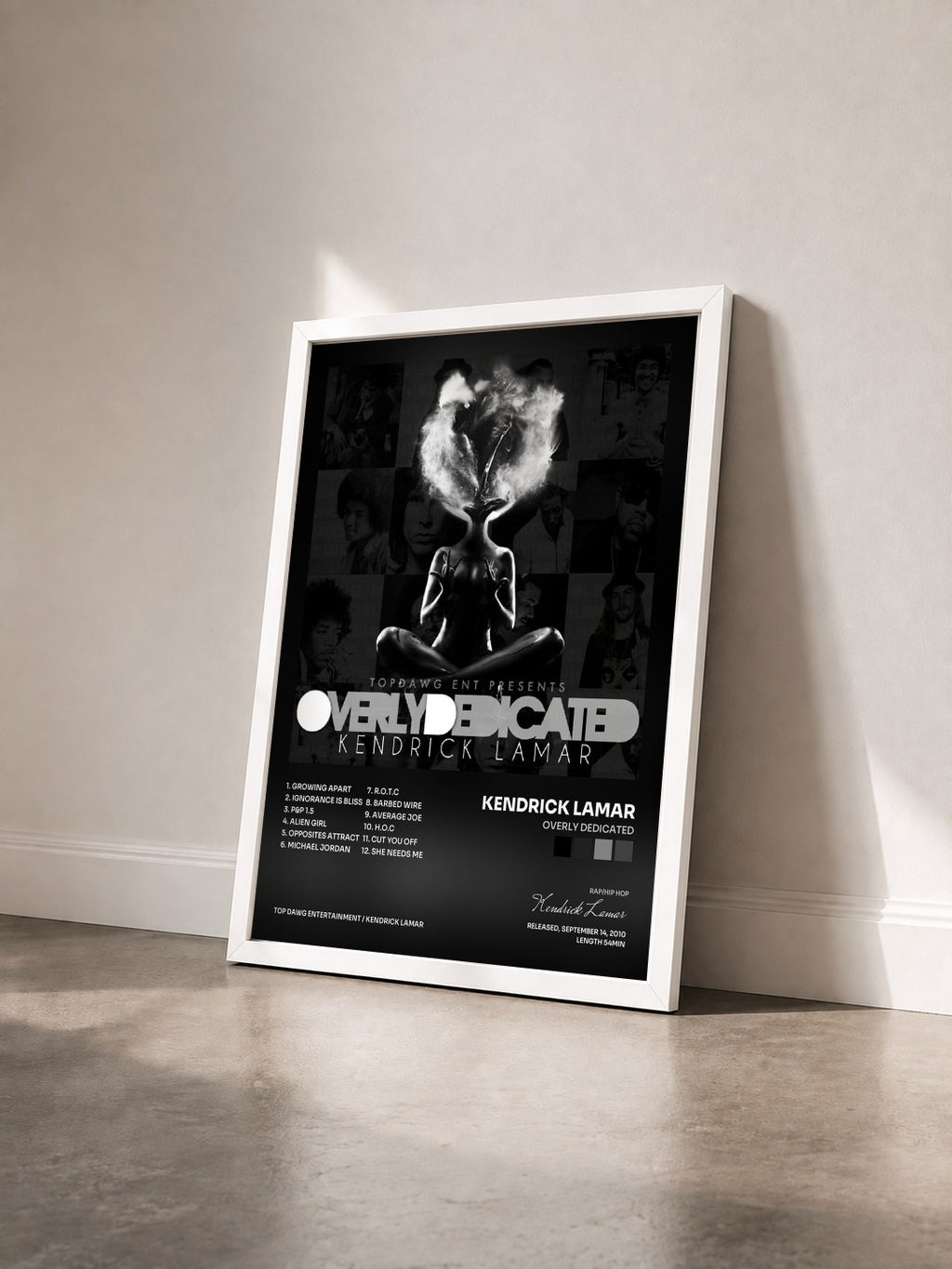 #blanc Tableau de l'album Overly Dedicated de Kendrick Lamar vu de trois quarts, cadre blanc