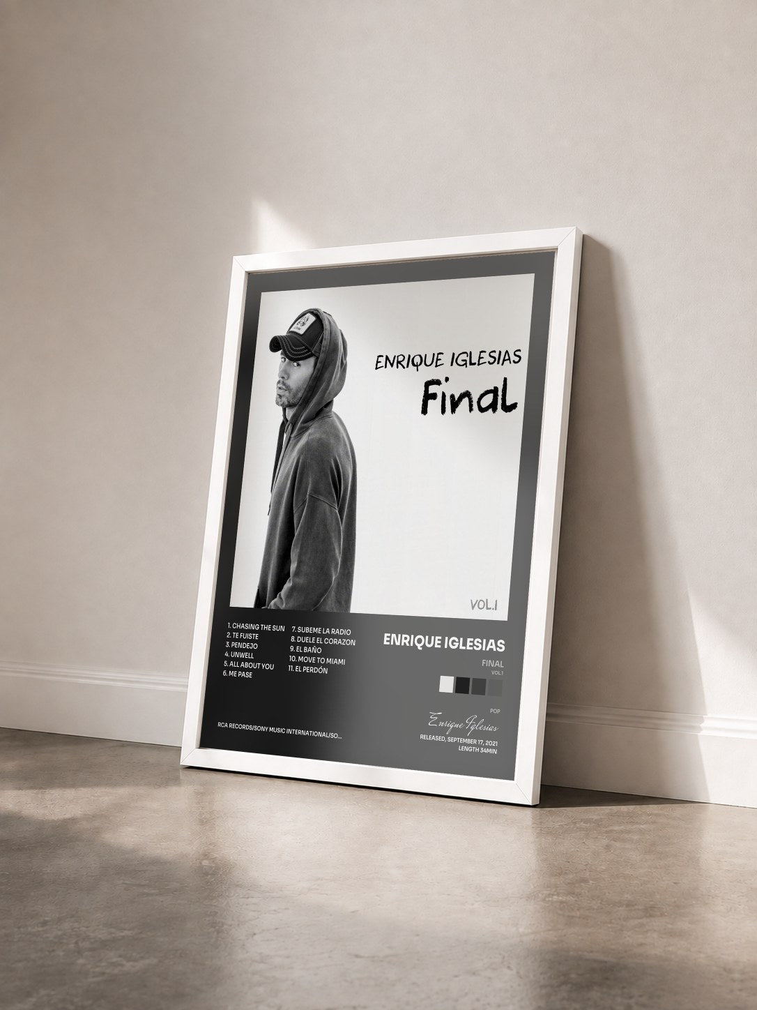 #blanc FINAL (Vol.1) von Enrique Iglesias als gerahmter Kunstdruck von schräg gesehen, weißer Rahmen