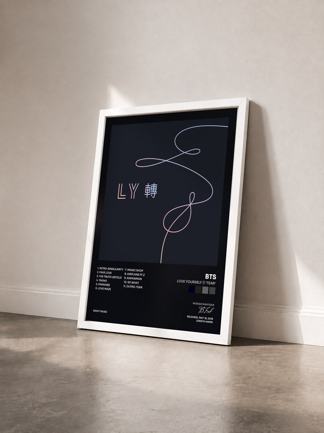 #blanc Tableau de l'album Love Yourself 轉 'Tear' de BTS vu de trois quarts, cadre blanc