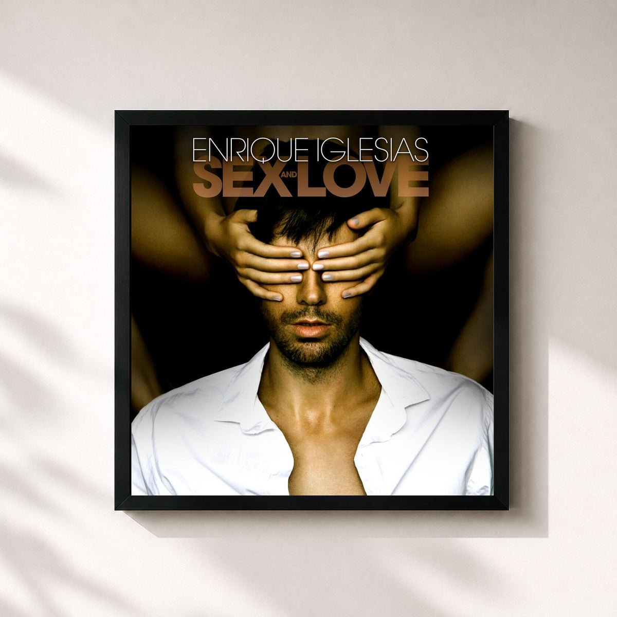 #noir SEX AND LOVE von Enrique Iglesias als quadratischer Kunstdruck, schwarzer Rahmen 32x32 cm