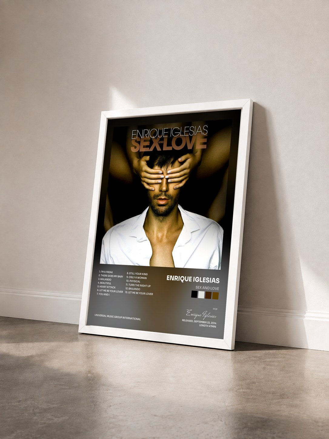 #blanc SEX AND LOVE von Enrique Iglesias als gerahmter Kunstdruck von schräg gesehen, weißer Rahmen