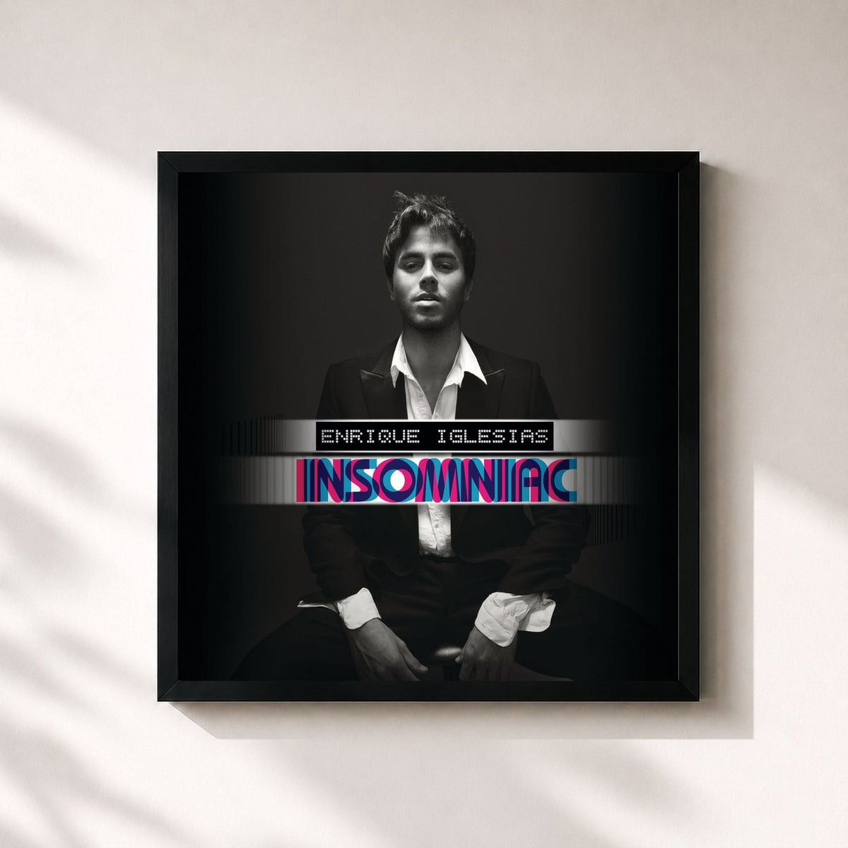 #noir Insomniac von Enrique Iglesias als quadratischer Kunstdruck, schwarzer Rahmen 32x32 cm