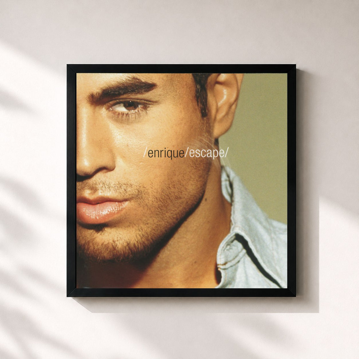 #noir Escape von Enrique Iglesias als quadratischer Kunstdruck, schwarzer Rahmen 32x32 cm