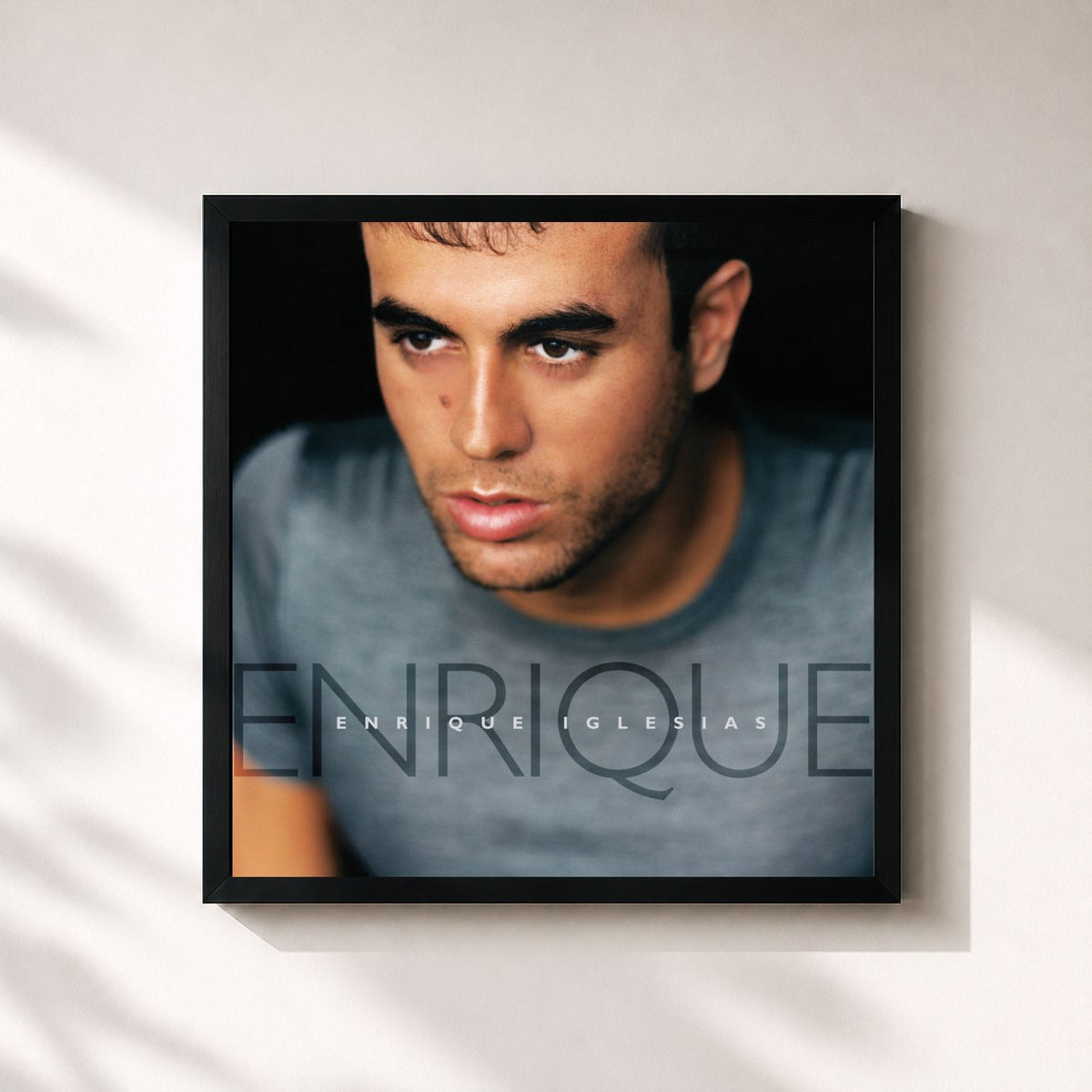 #noir Enrique von Enrique Iglesias als quadratischer Kunstdruck, schwarzer Rahmen 32x32 cm