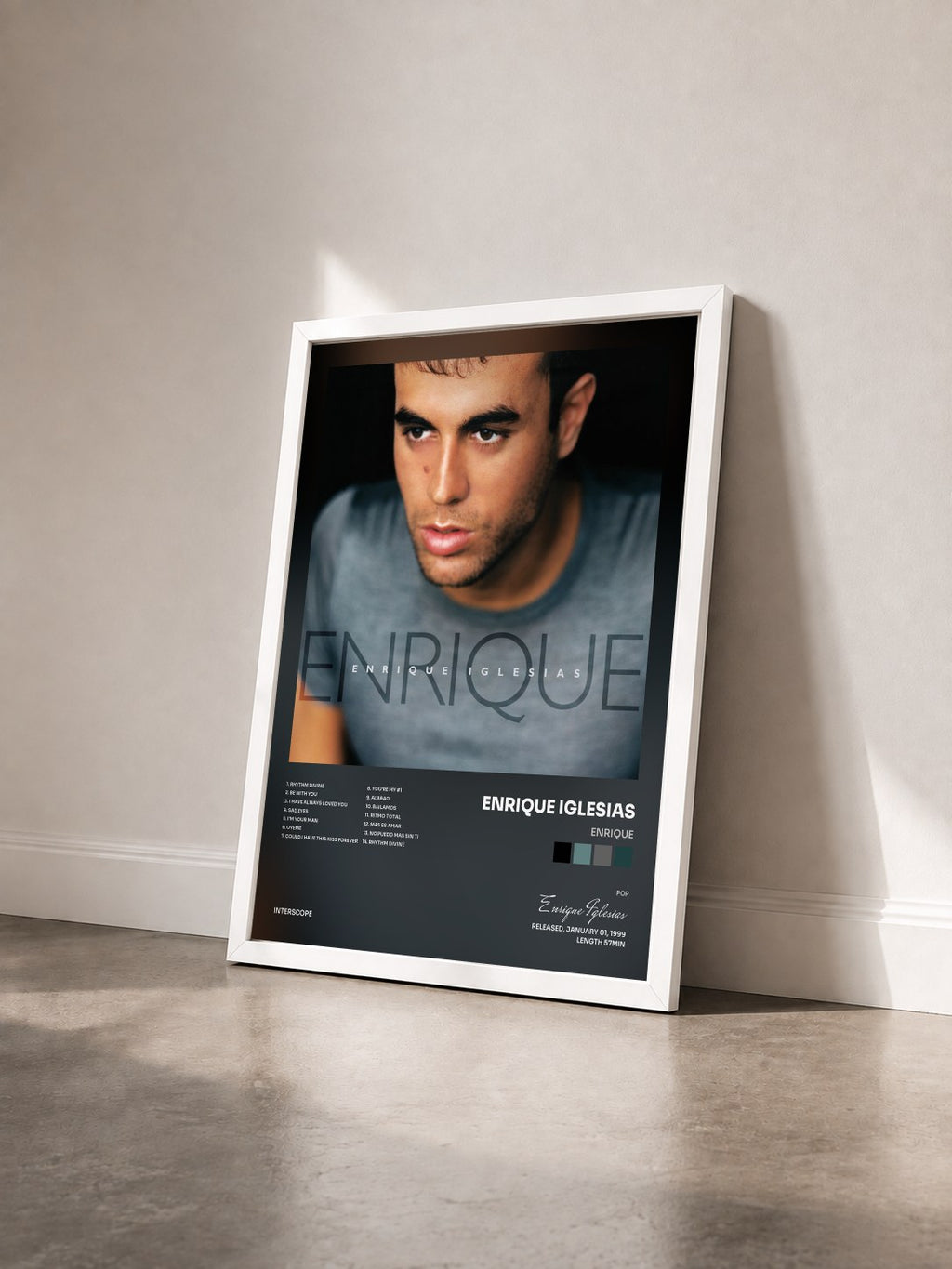 #blanc Enrique de Enrique Iglesias en lámina enmarcada vista de tres cuartos, marco blanco