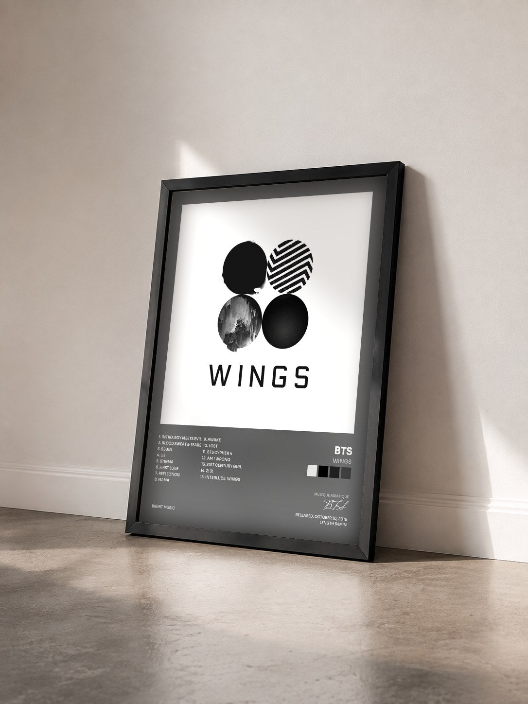 #noir Tableau de l'album Wings de BTS vu de trois quarts, cadre noir