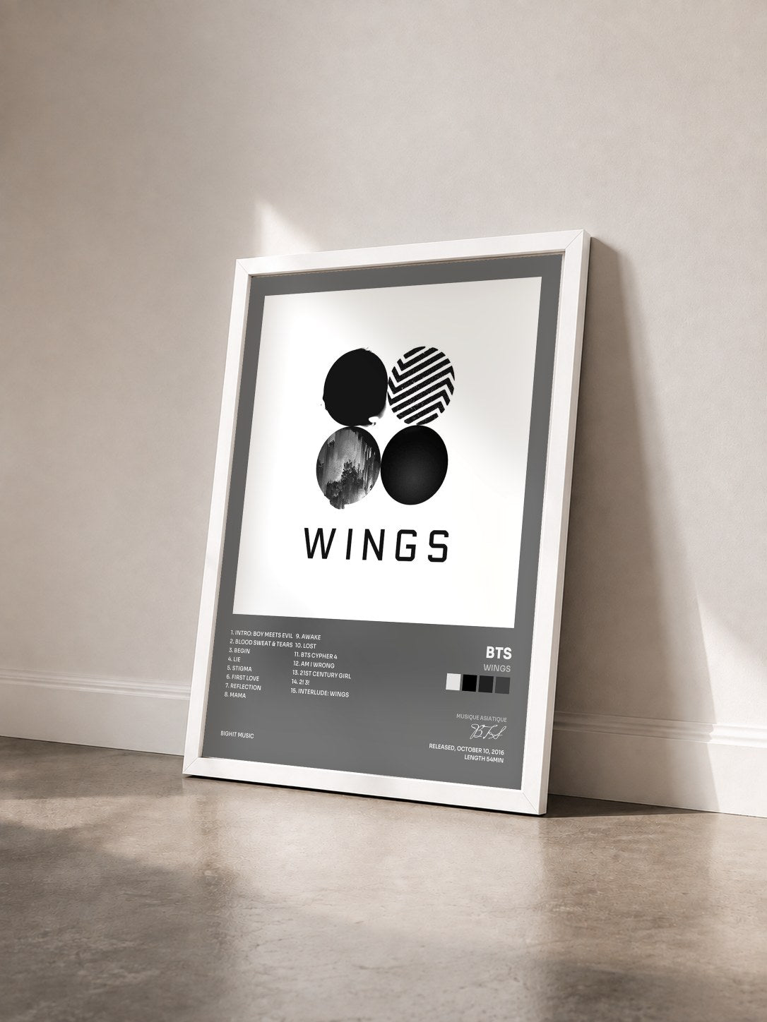 #blanc Tableau de l'album Wings de BTS vu de trois quarts, cadre blanc