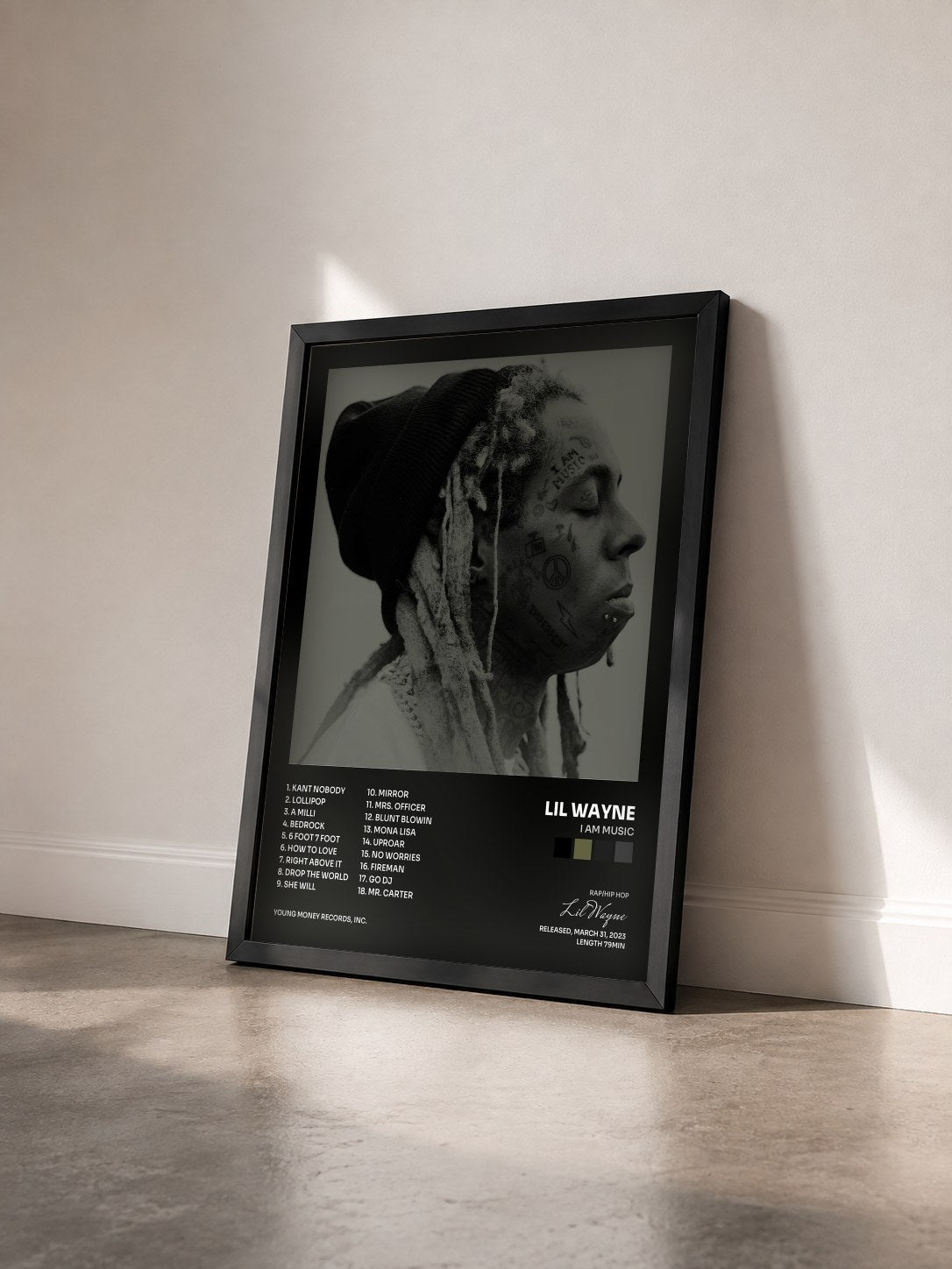 #noir I Am Music von Lil Wayne als gerahmter Kunstdruck von schräg gesehen, schwarzer Rahmen