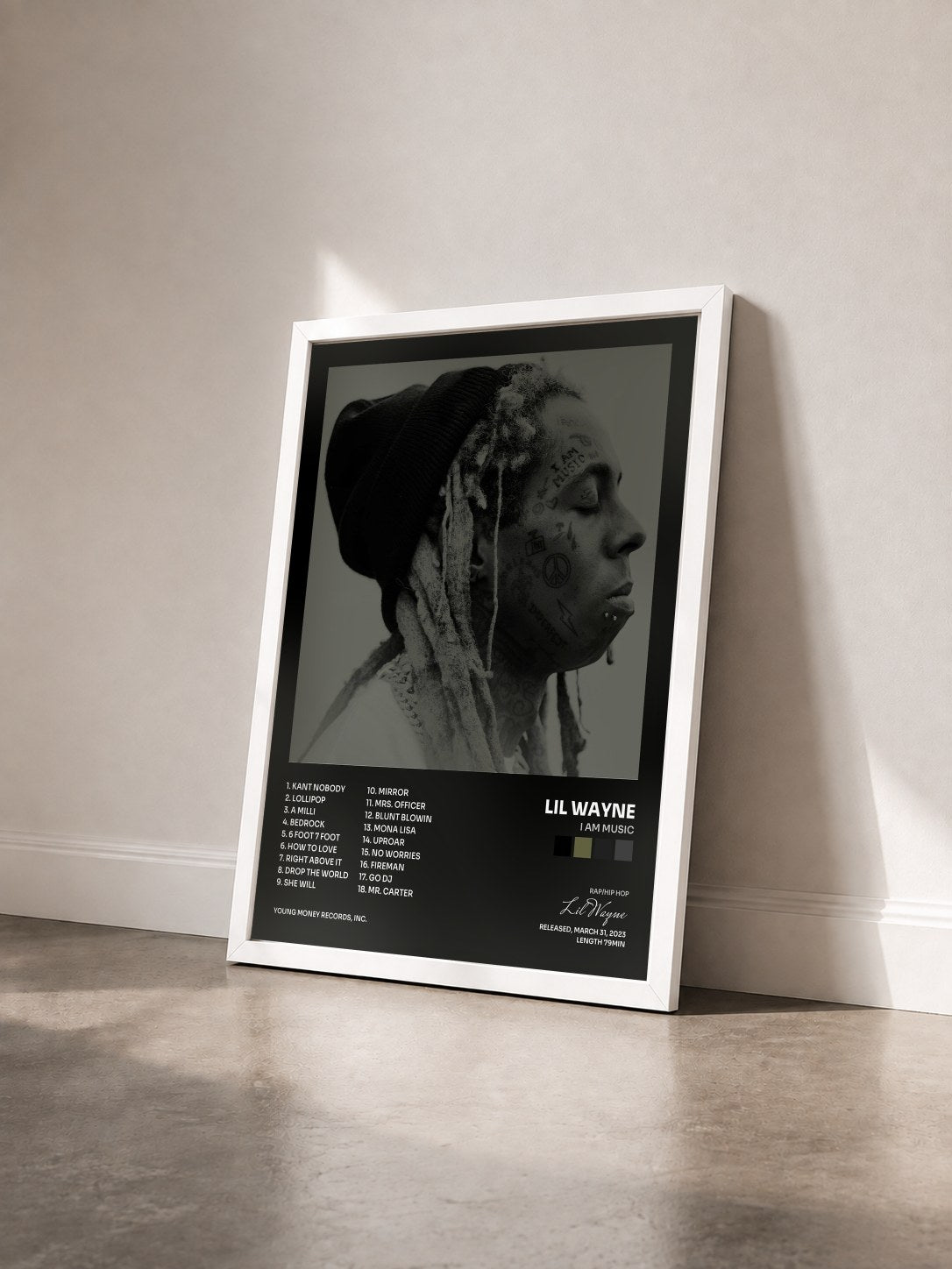 #blanc I Am Music von Lil Wayne als gerahmter Kunstdruck von schräg gesehen, weißer Rahmen