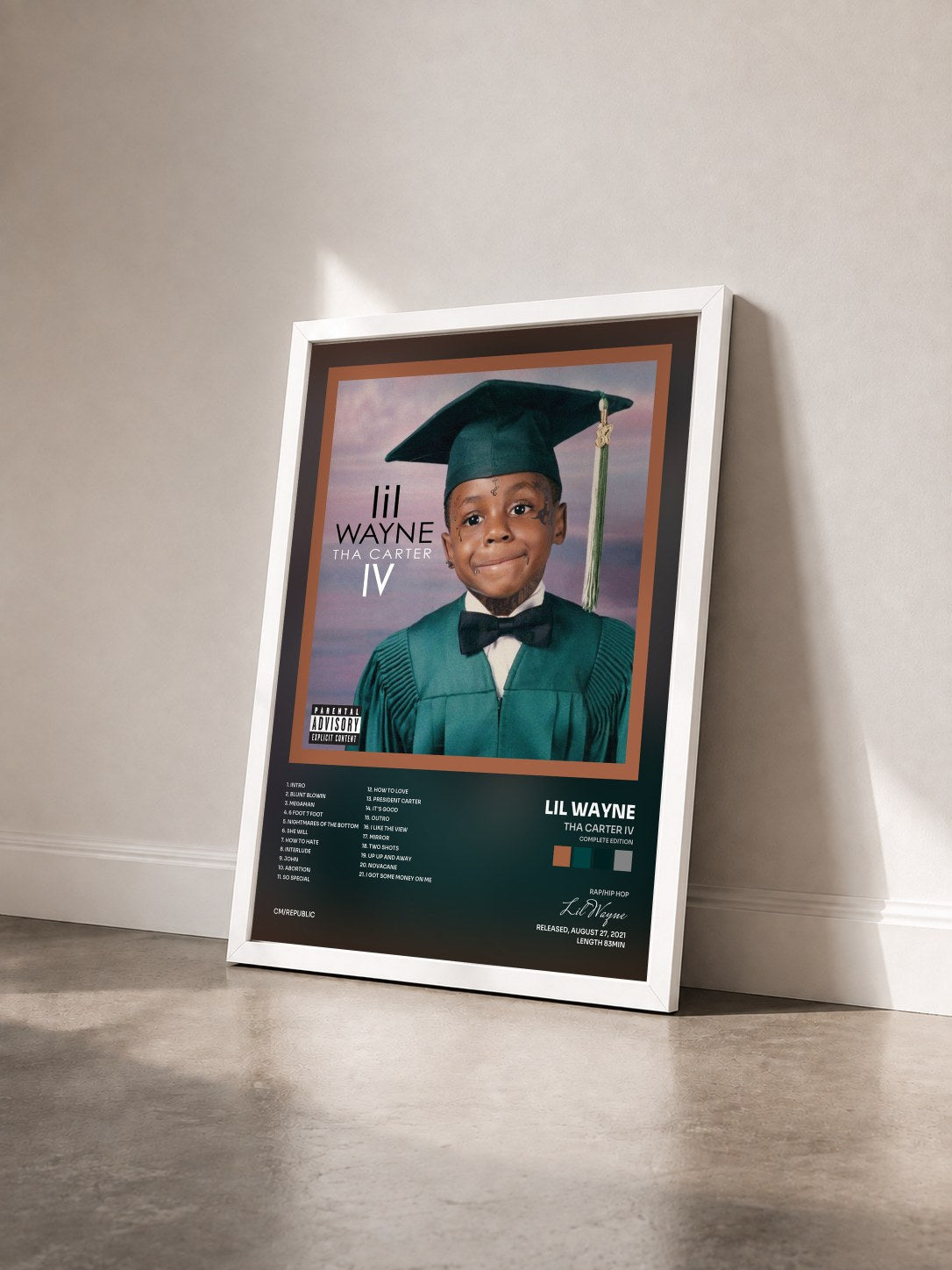 #blanc Tha Carter IV (Complete Edition) von Lil Wayne als gerahmter Kunstdruck von schräg gesehen, weißer Rahmen