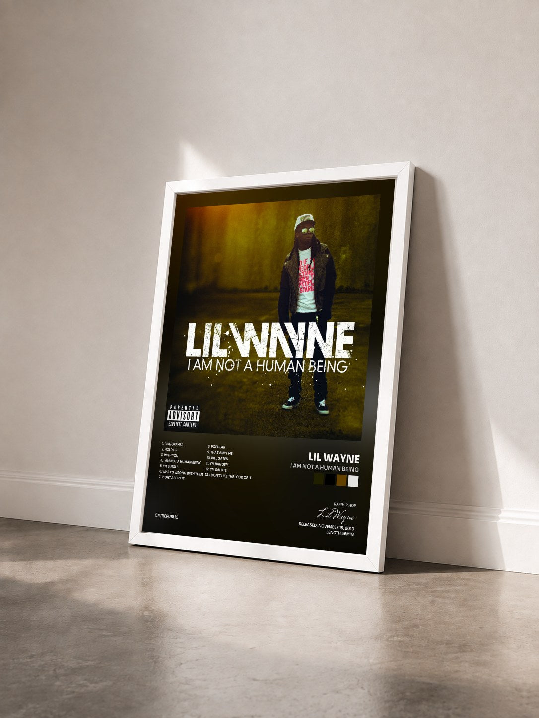 #blanc I Am Not A Human Being von Lil Wayne als gerahmter Kunstdruck von schräg gesehen, weißer Rahmen