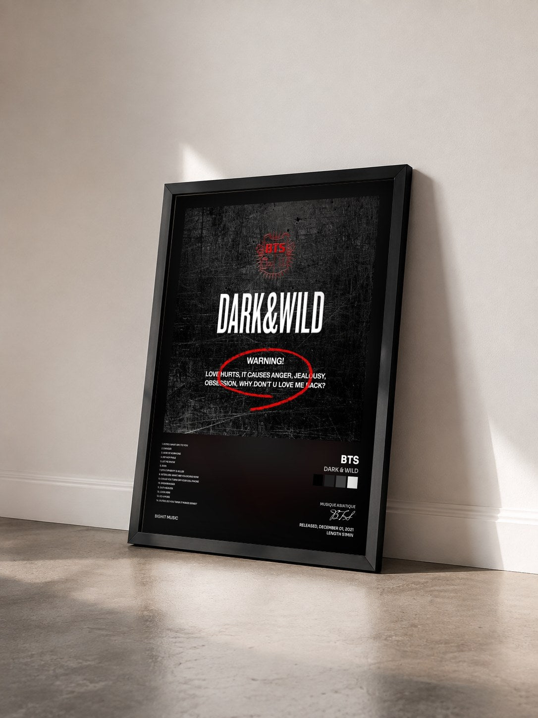 #noir Tableau de l'album Dark & Wild de BTS vu de trois quarts, cadre noir