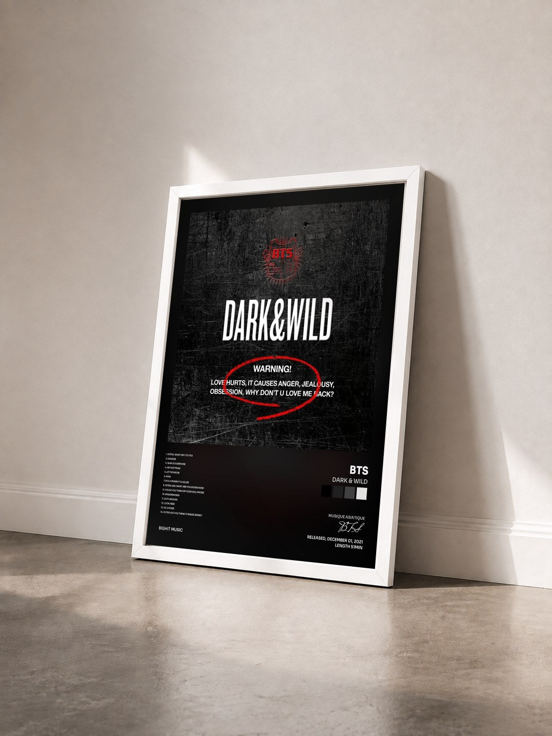 #blanc Tableau de l'album Dark & Wild de BTS vu de trois quarts, cadre blanc