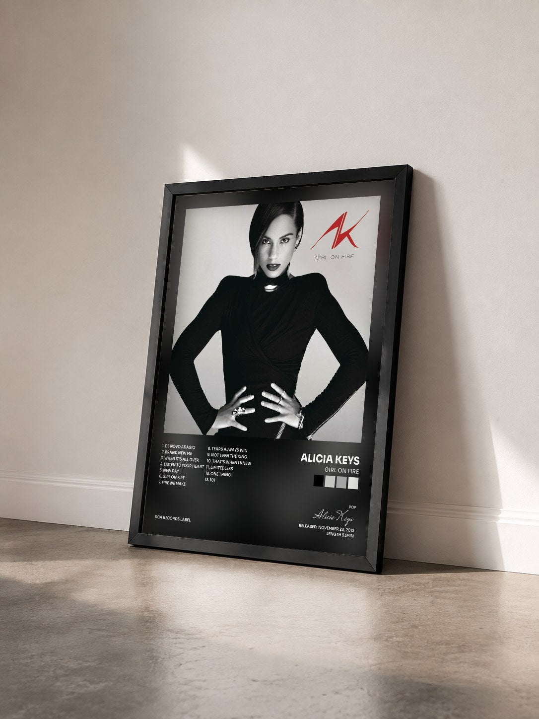 #noir Tableau de l'album Girl On Fire de Alicia Keys vu de trois quarts, cadre noir