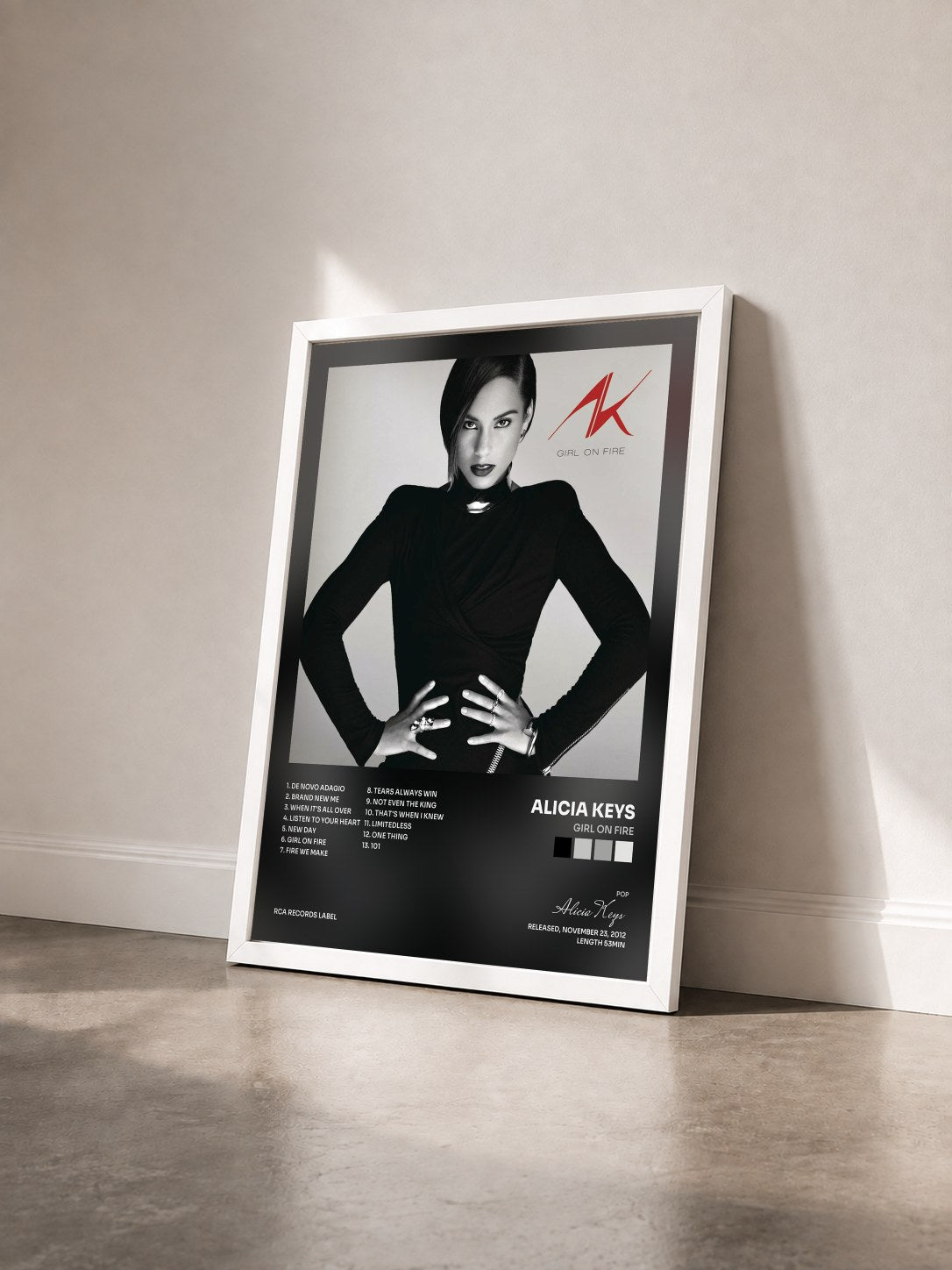 #blanc Tableau de l'album Girl On Fire de Alicia Keys vu de trois quarts, cadre blanc