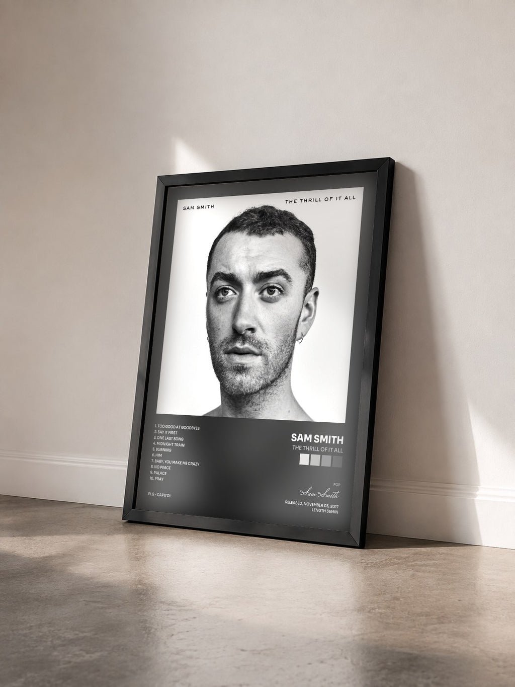 #noir The Thrill Of It All di Sam Smith in stampa incorniciata vista di tre quarti, cornice nera