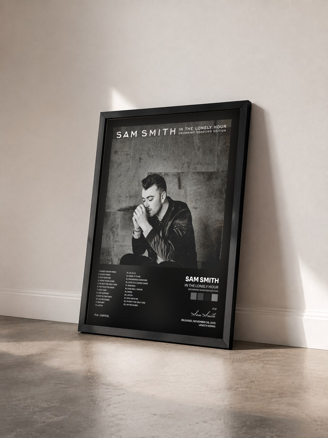 #noir Tableau de l'album In The Lonely Hour (Drowning Shadows Edition) de Sam Smith vu de trois quarts, cadre noir