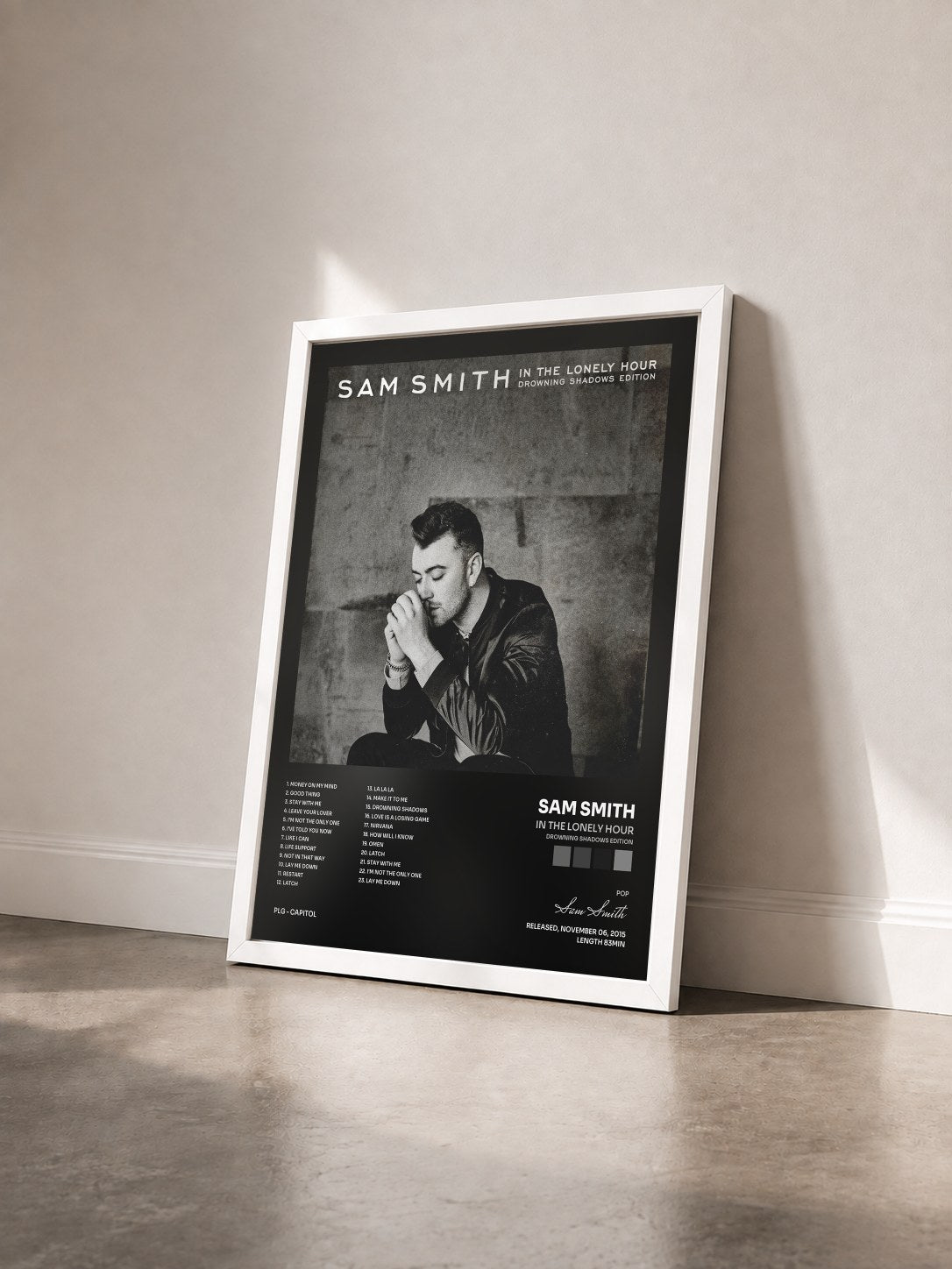 #blanc Tableau de l'album In The Lonely Hour (Drowning Shadows Edition) de Sam Smith vu de trois quarts, cadre blanc