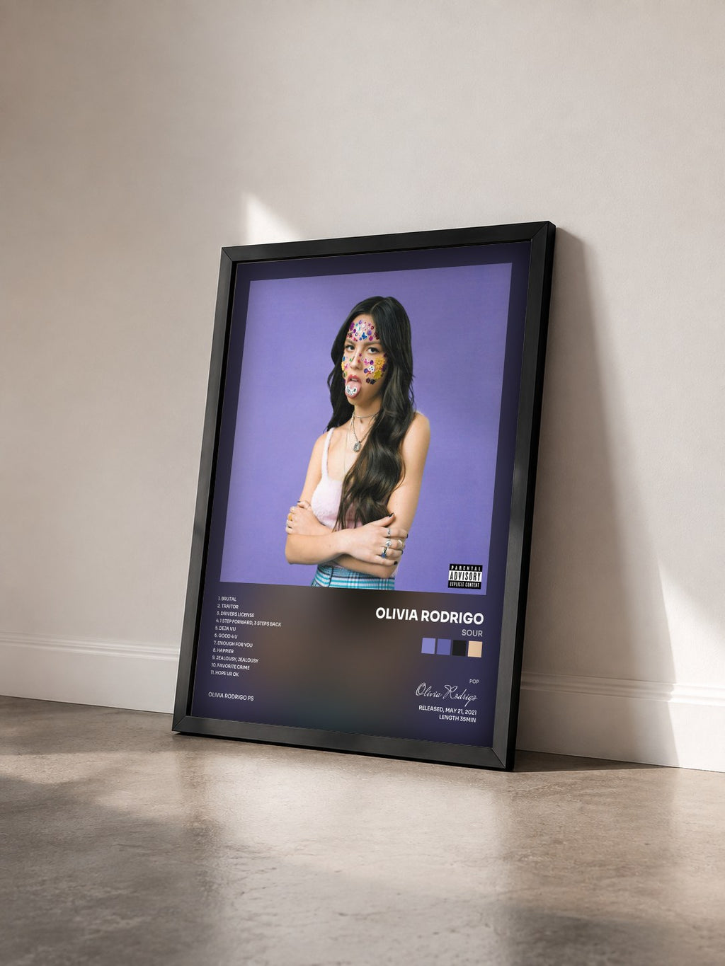 #noir Tableau de l'album SOUR de Olivia Rodrigo vu de trois quarts, cadre noir