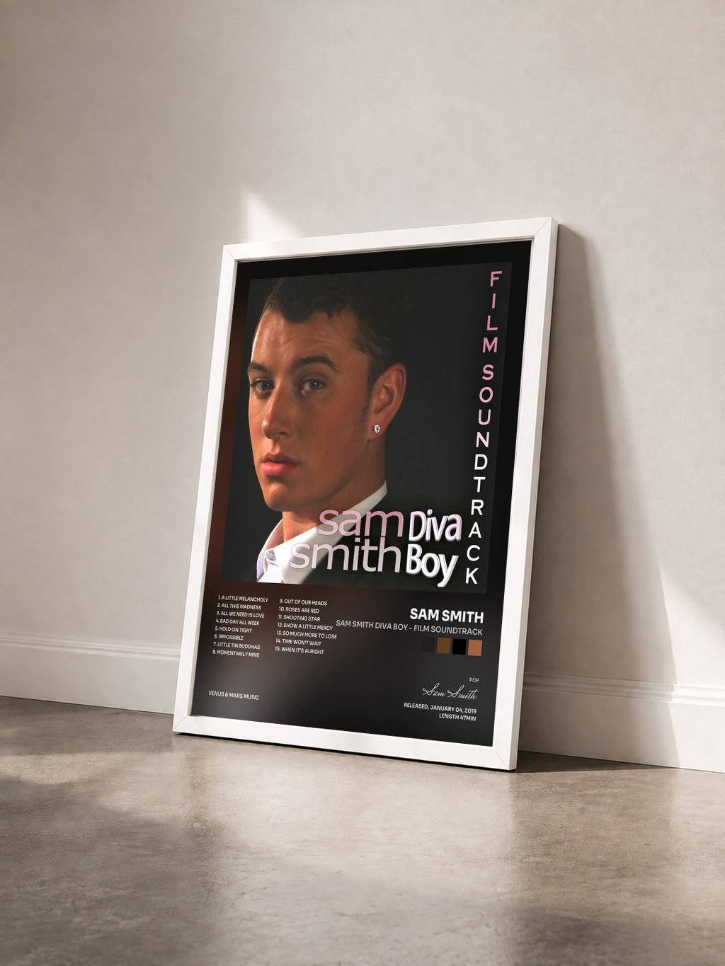 #blanc Sam Smith Diva Boy - Film Soundtrack di Sam Smith in stampa incorniciata vista di tre quarti, cornice bianca