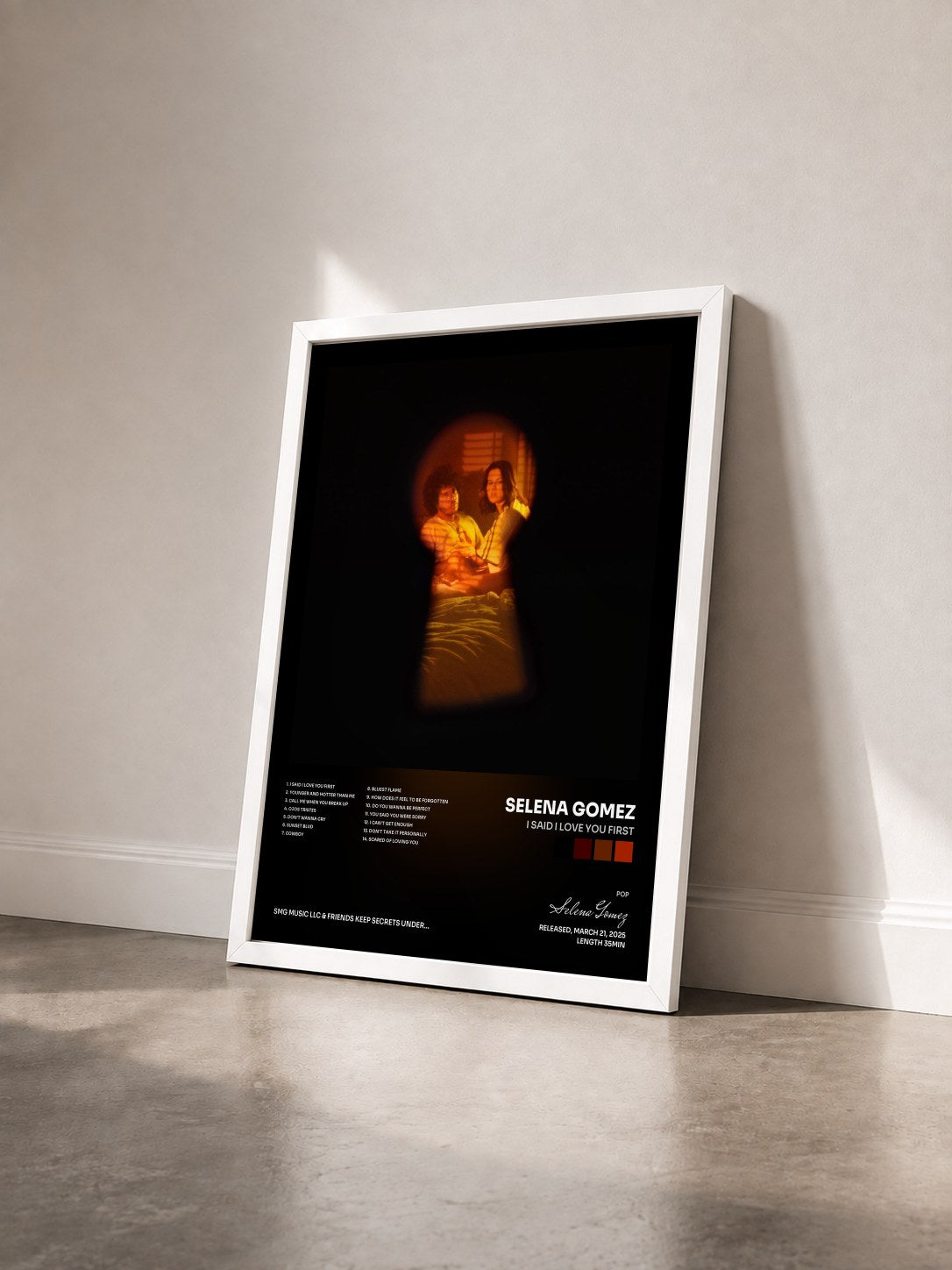 #blanc I Said I Love You First von Selena Gomez als gerahmter Kunstdruck von schräg gesehen, weißer Rahmen