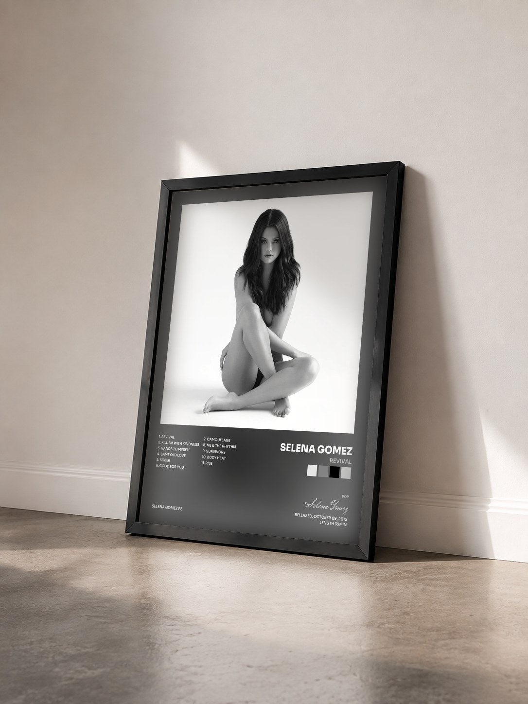 #noir Tableau de l'album Revival de Selena Gomez vu de trois quarts, cadre noir