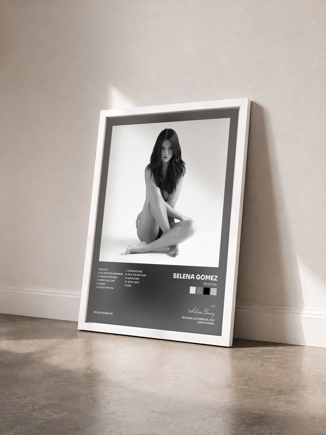 #blanc Tableau de l'album Revival de Selena Gomez vu de trois quarts, cadre blanc