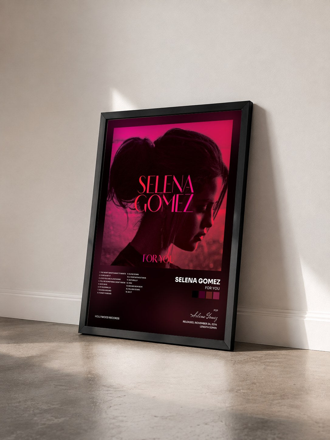 #noir Tableau de l'album For You de Selena Gomez vu de trois quarts, cadre noir