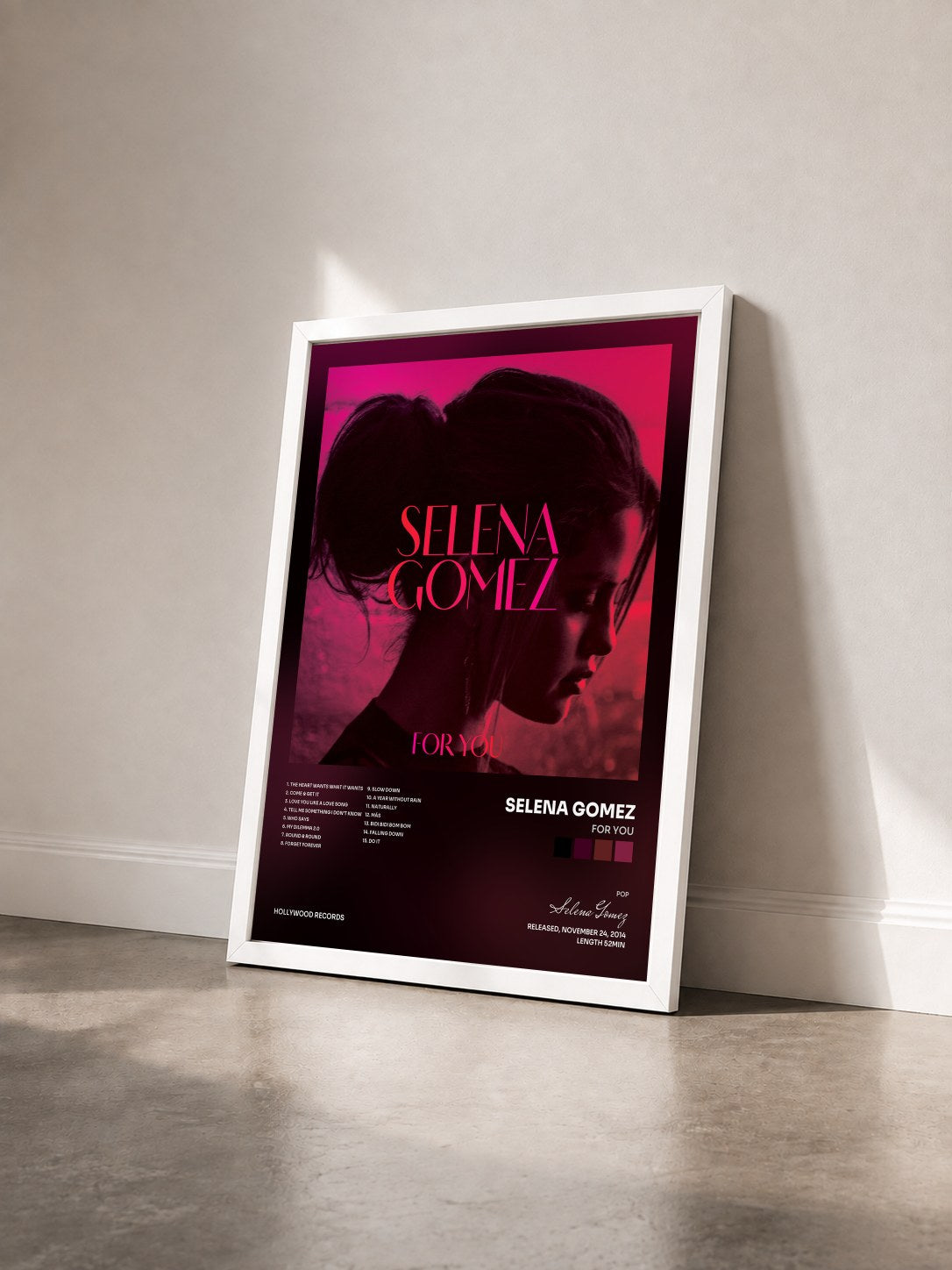 #blanc Tableau de l'album For You de Selena Gomez vu de trois quarts, cadre blanc