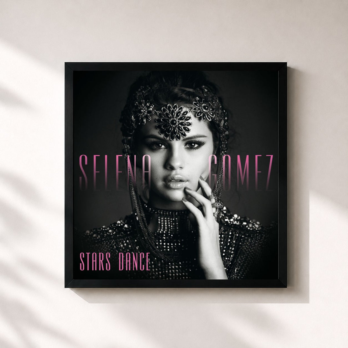 #noir Stars Dance von Selena Gomez als quadratischer Kunstdruck, schwarzer Rahmen 32x32 cm
