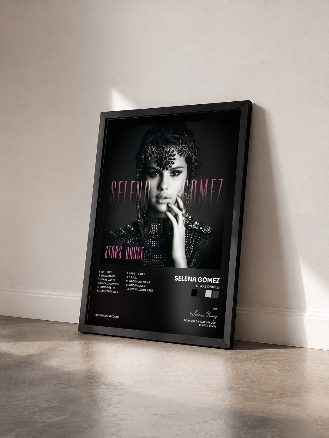 #noir Stars Dance von Selena Gomez als gerahmter Kunstdruck von schräg gesehen, schwarzer Rahmen
