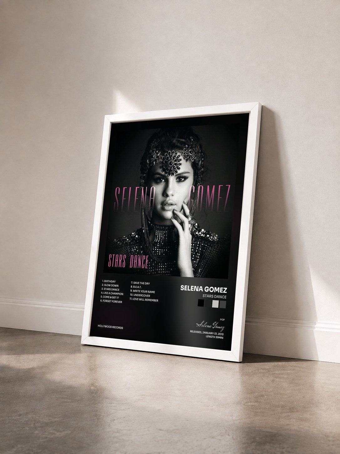 #blanc Stars Dance von Selena Gomez als gerahmter Kunstdruck von schräg gesehen, weißer Rahmen