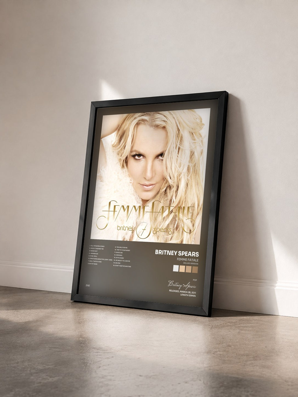 #noir Tableau de l'album Femme Fatale (Deluxe Version) de Britney Spears vu de trois quarts, cadre noir