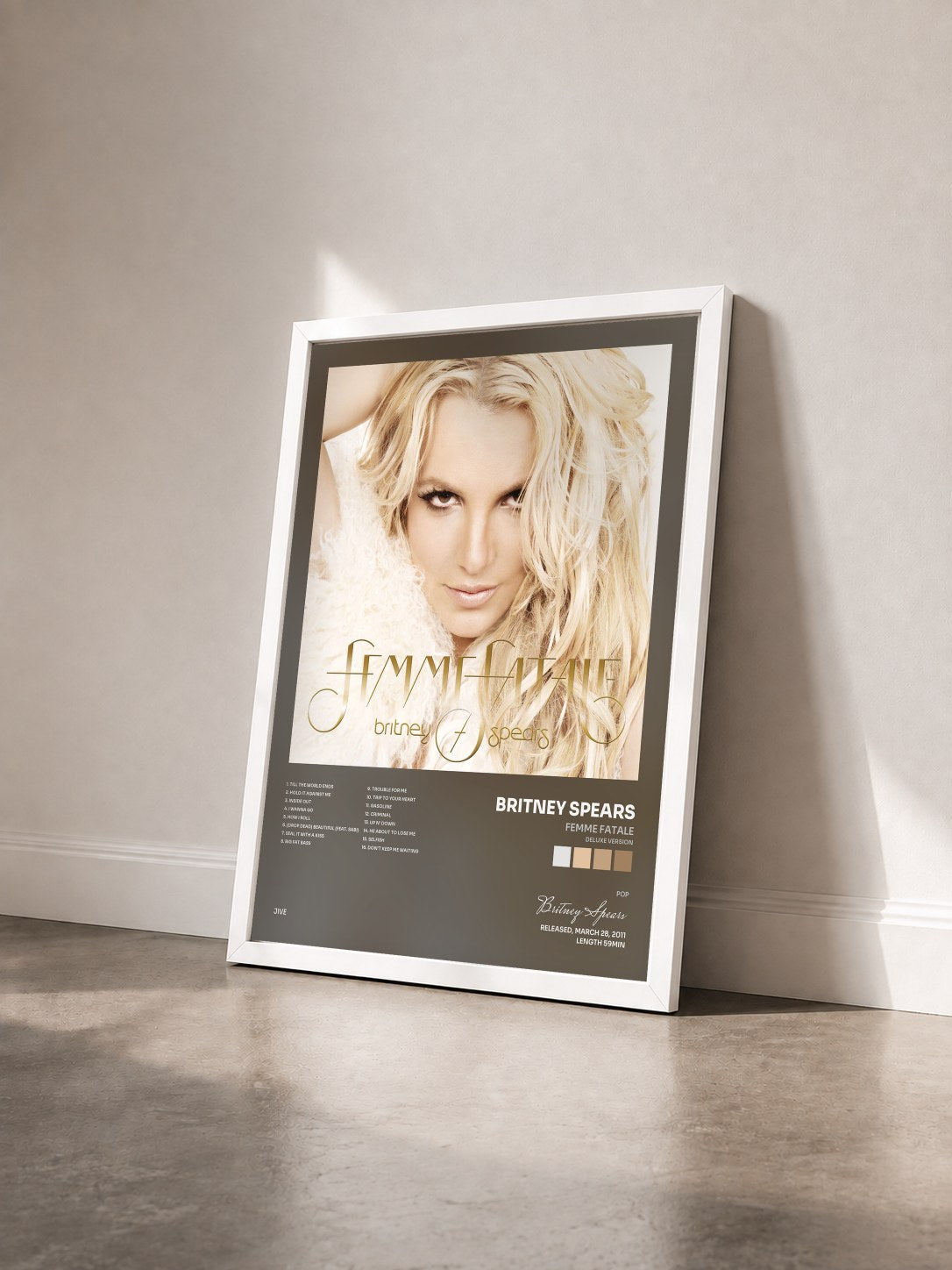 #blanc Tableau de l'album Femme Fatale (Deluxe Version) de Britney Spears vu de trois quarts, cadre blanc