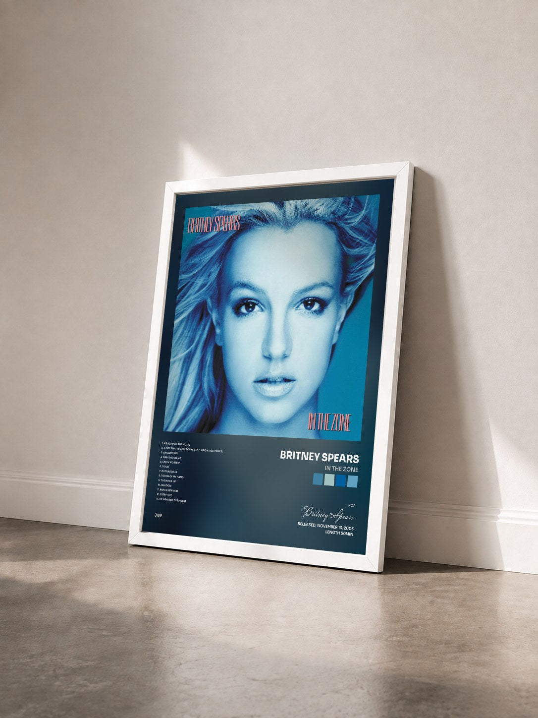#blanc Tableau de l'album In The Zone de Britney Spears vu de trois quarts, cadre blanc